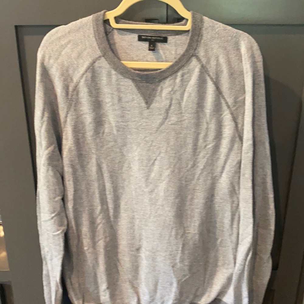 Men’s Heathered gray pattern sweater
